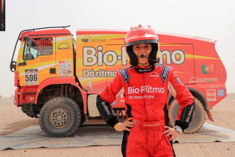 O percurso de Elisabete Jacinto, a piloto portuguesa que venceu o ‘Rali Africa Eco Race’.