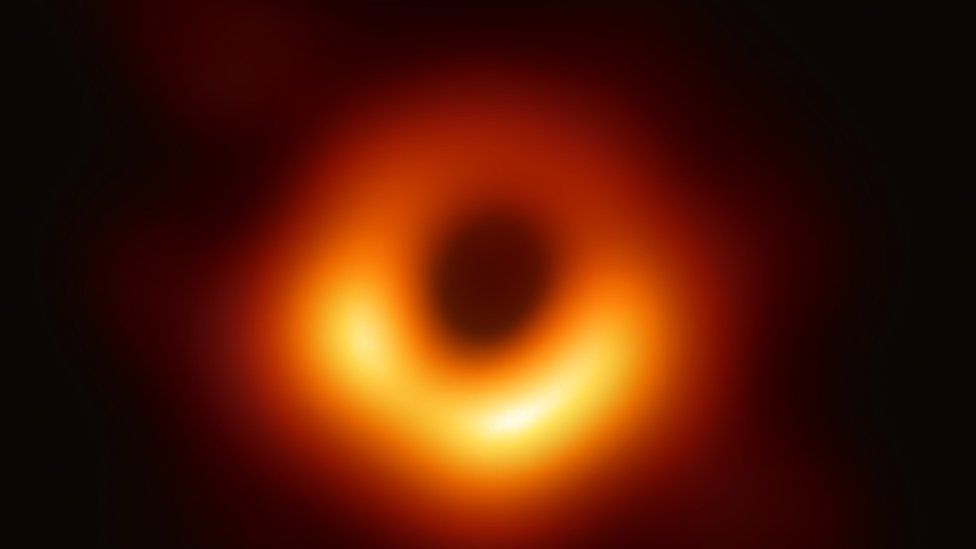 Primeira foto de um buraco negro: Einstein estava certo.