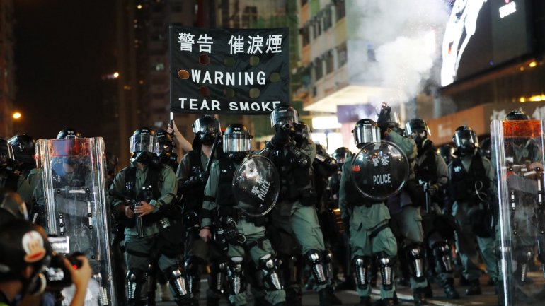 Hong Kong proíbe o assédio a polícias