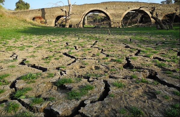 Um terço do país está em seca extrema. Algumas populações já estão com falta de água.