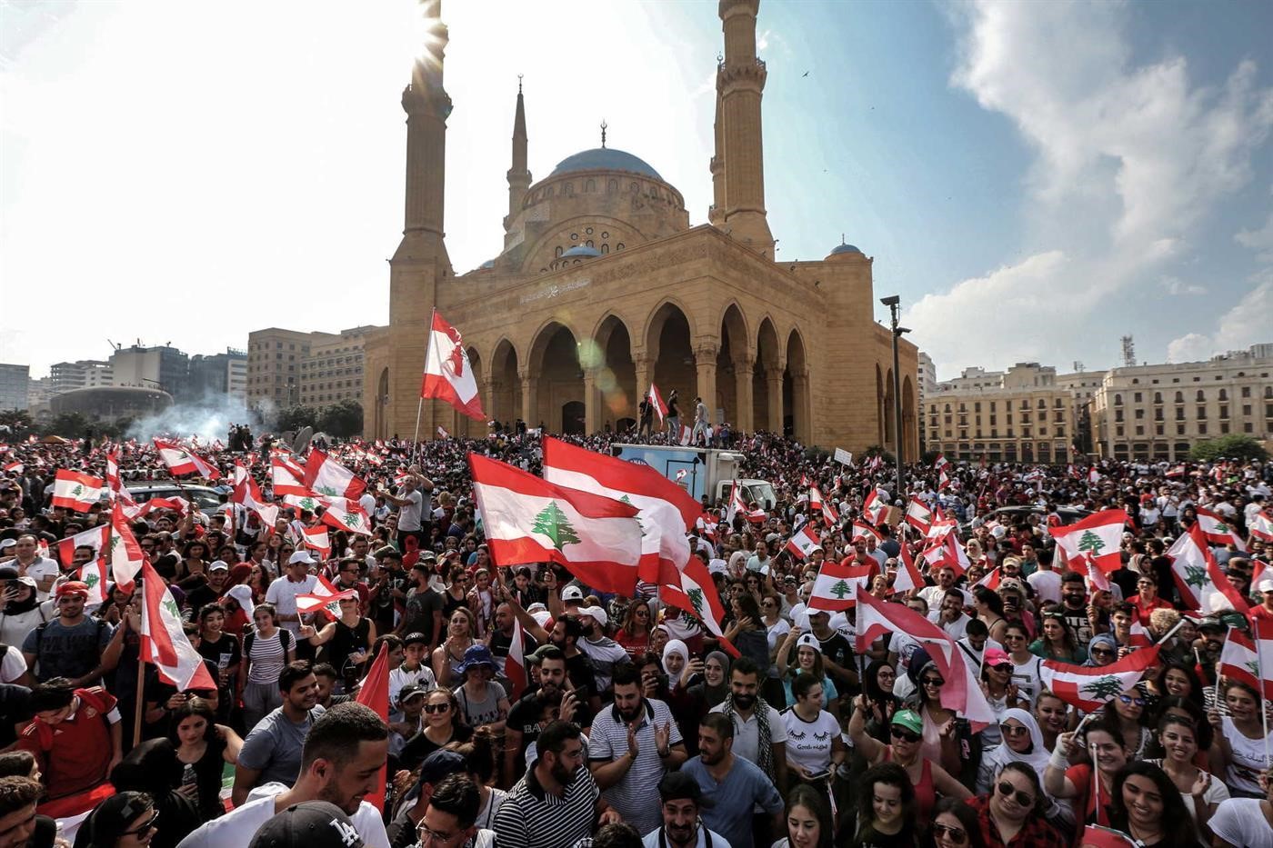 Milhares protestam contra o regime no Líbano