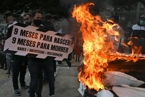 Confrontos entre polícia  e manifestantes em protestos no Porto