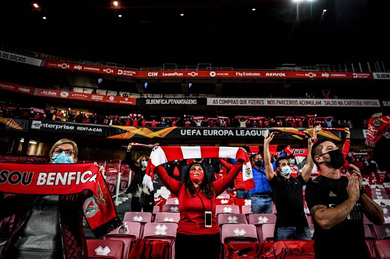 Benfica voa para triunfo seguro no regresso dos adeptos à Luz