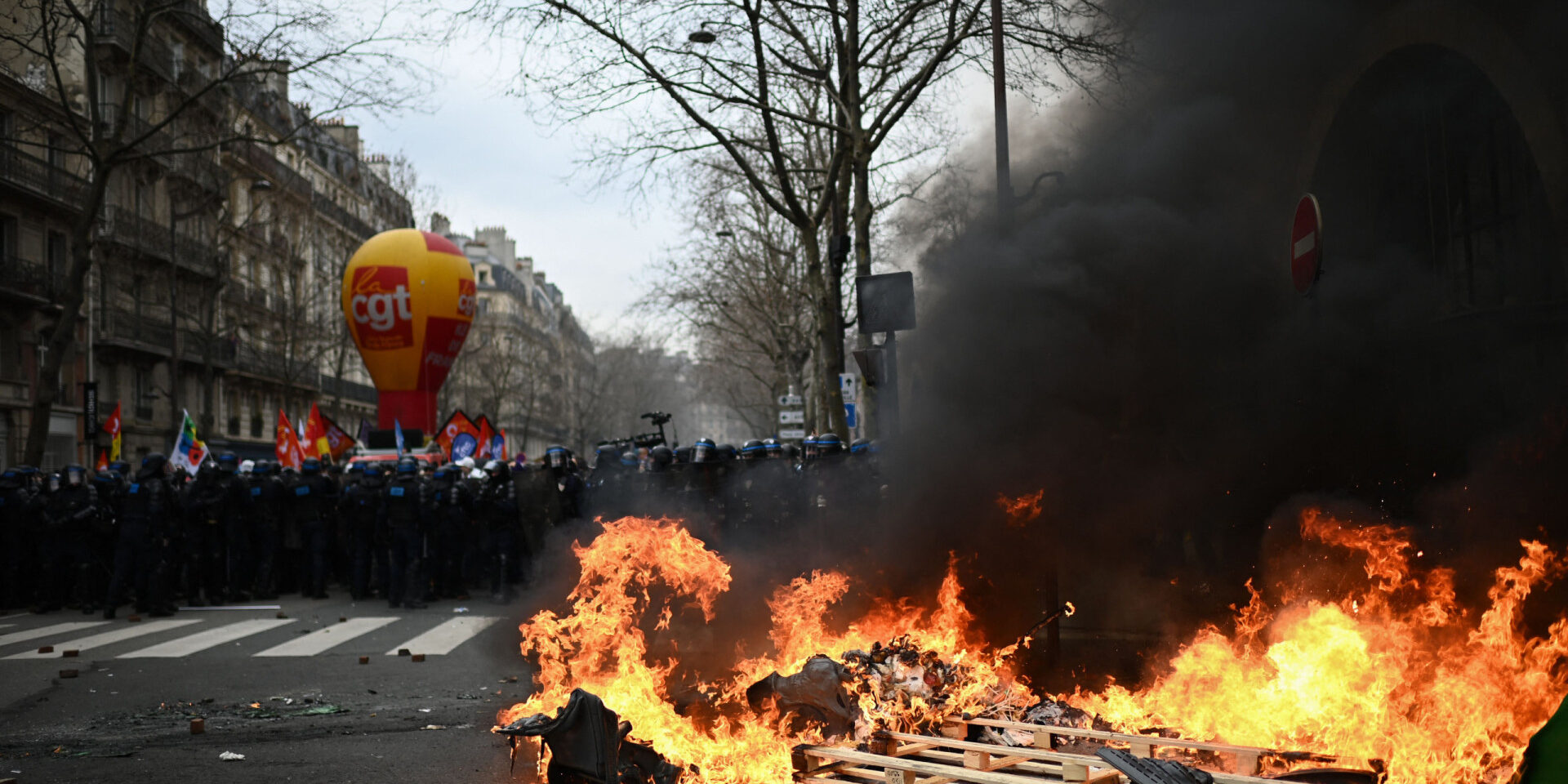 Das toneladas de lixo aos confrontos com a polícia: o que está a acontecer em Paris?