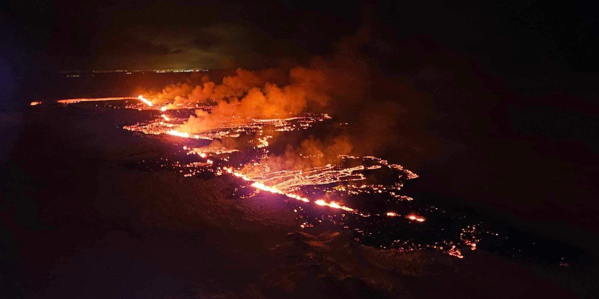 Vulcão em erupção na ilha do fogo e do gelo