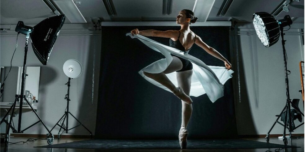 Entre o ecrã e o palco: quando o digital invade a performance