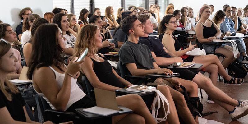 Regresso às aulas: Quando o entusiasmo dá lugar ao stress académico.